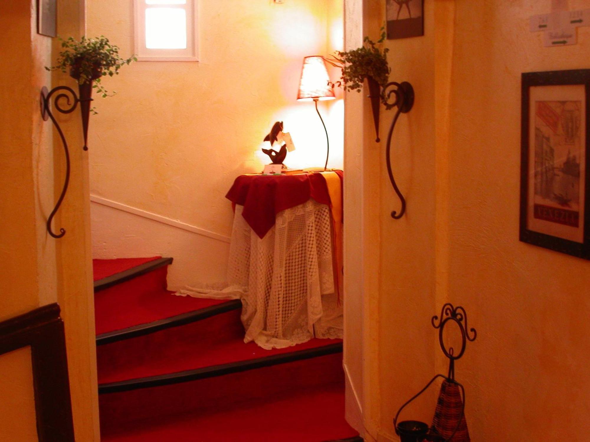 Hotel Le Dauphin Moulins-la-Marche Exteriör bild