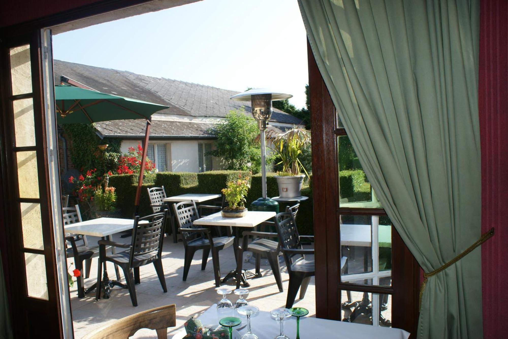 Hotel Le Dauphin Moulins-la-Marche Exteriör bild